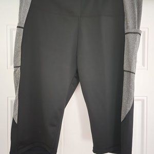 Cropped Nylon & Spandex Work out leggings.